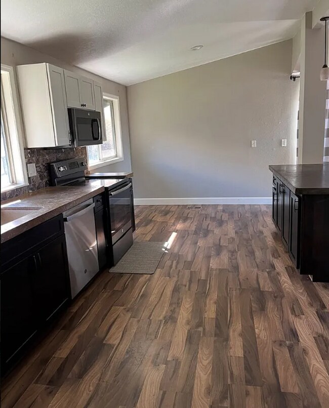 Foto del edificio - 4 Bedroom, 3 Bathroom Home - Located in Moyina Heights!