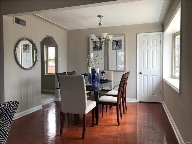Building Photo - Updated Cottage with Garage & Privacy Fence