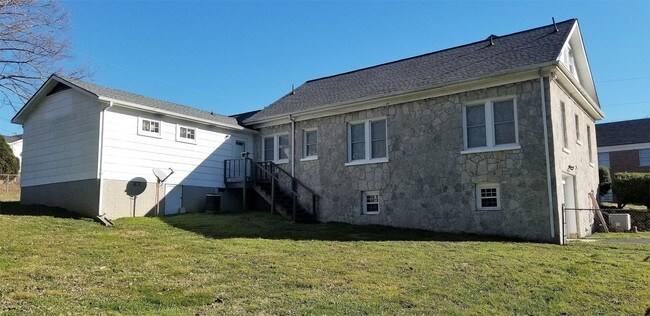 Building Photo - 43 Nawaka Ave