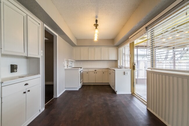 Building Photo - 5214 Spring Lake Dr