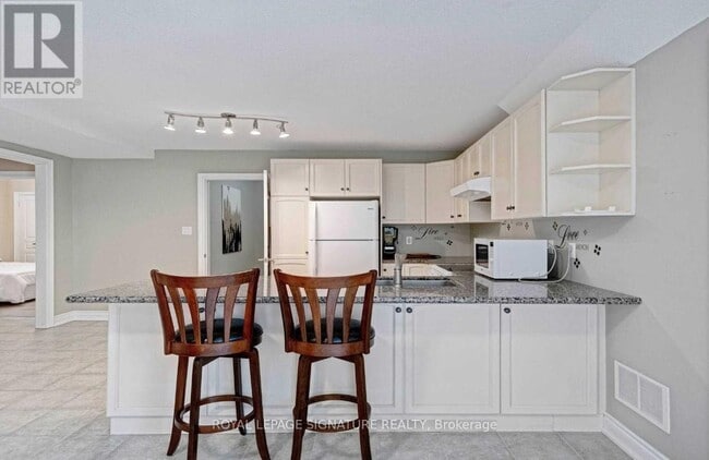 Building Photo - 975 Fredonia Dr