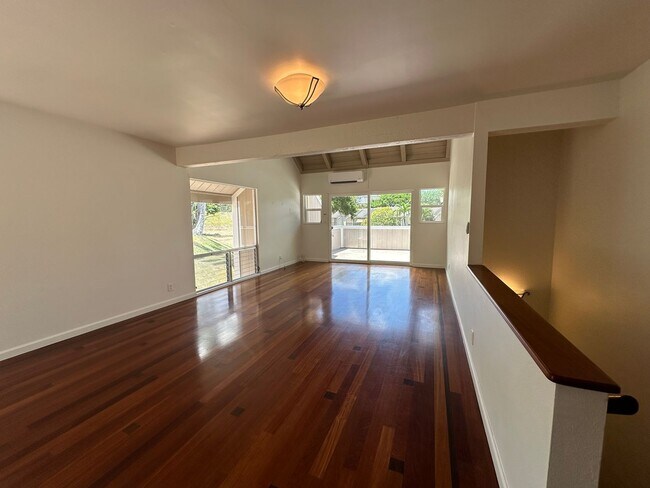 Foto del edificio - Spacious, Fully Renovated, 3 bedroom 2 bat...