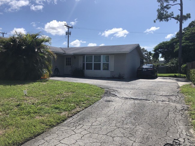 Foto del edificio - 3937 Holly Dr