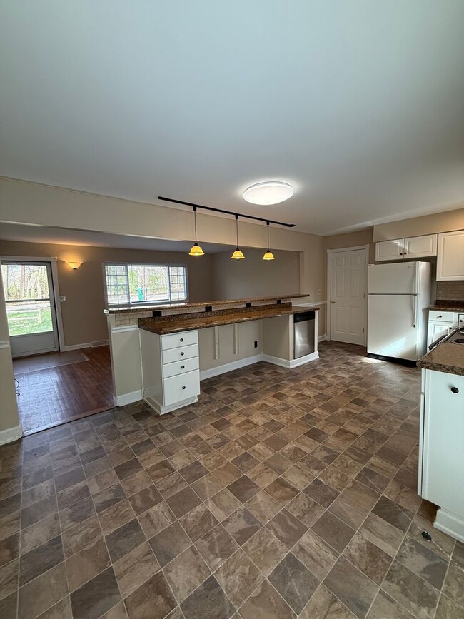 Building Photo - 3 Bedroom House Available April 2025!