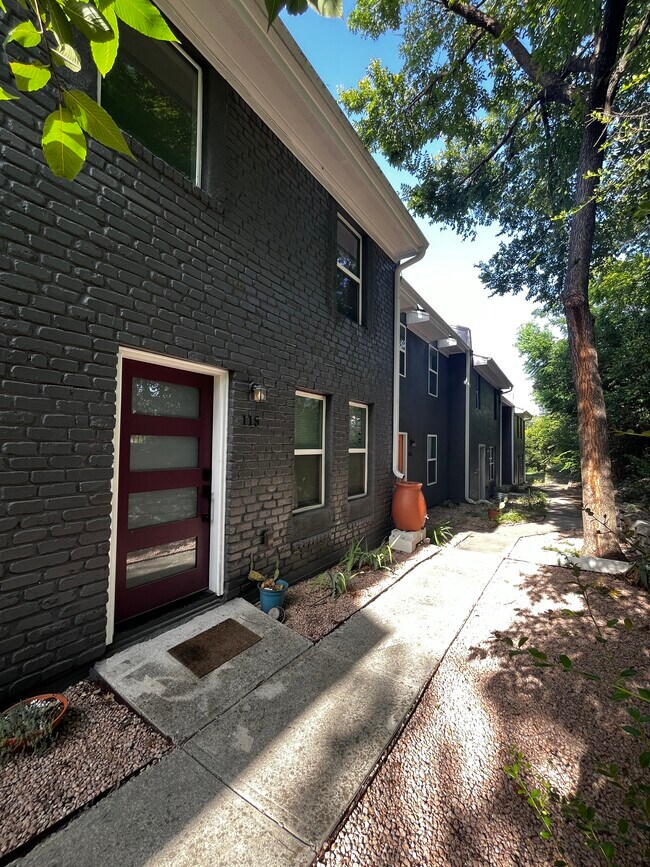 Foto del edificio - 6211 Manor Rd
