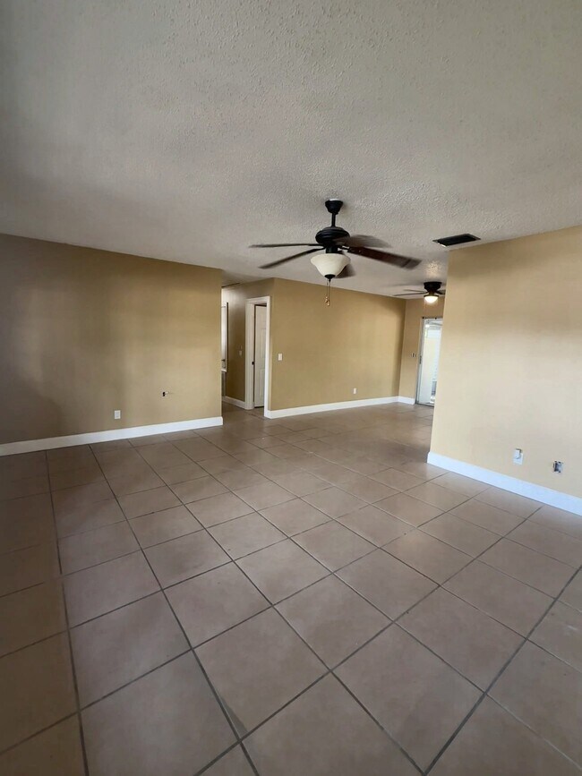 Foto del edificio - 608 60th Ave Dr W