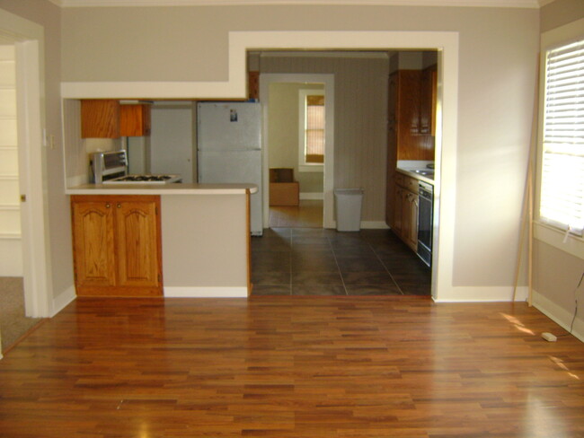 Foto del edificio - Three bedroom ,1 bathroom ,house with yard...