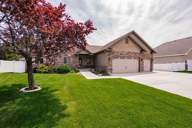 Foto del edificio - Beautiful- 5 bed/3 bath, 3 car garage and ...