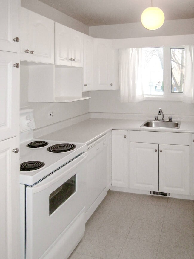 Kitchen at 1415 Rothesay Townhouses, Winnipeg, MB R2G 1V3 - Rothesay Townhouses
