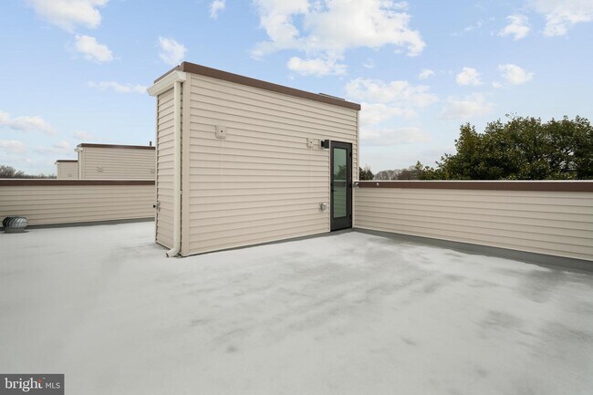 Building Photo - 6526 Ridge Ave
