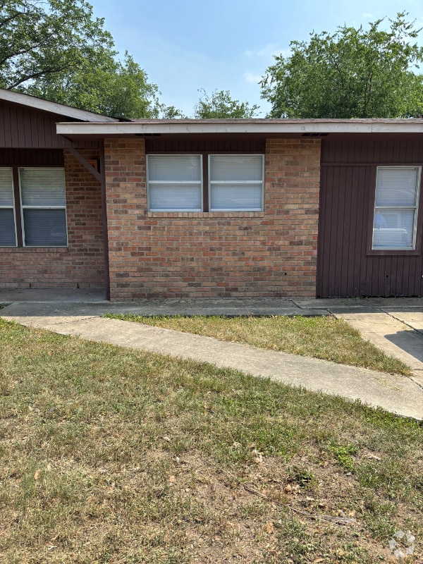 Building Photo - 230 Schmeltzer Ln
