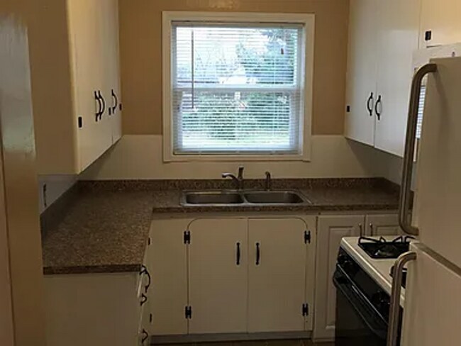 Building Photo - Single Level Southeast Salem Home, -1765 W...