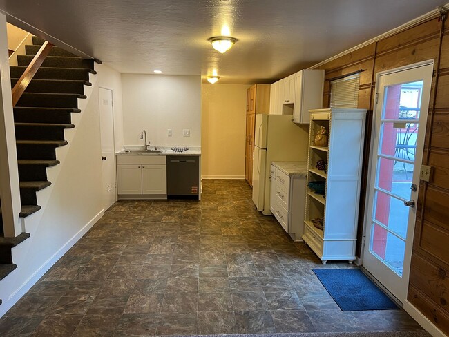 Building Photo - 500 SQFT. STUDIO UNIT NEAR DOWNTOWN HAYWARD. PRIME LOCATION, PRIVATE ENTRENCE, AND MORE!!!