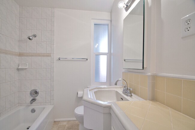 Building Photo - 1804 Esplanade