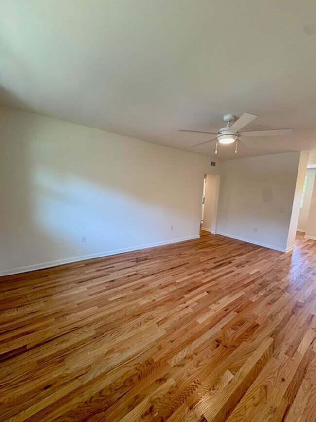 Foto del edificio - Newly Renovated Three Bedrooms Condo in South Windermere