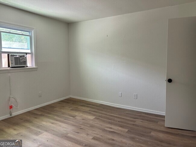 Building Photo - 610 N College Dr