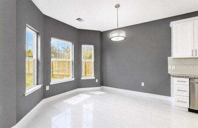 Building Photo - 4847 Sunflower St