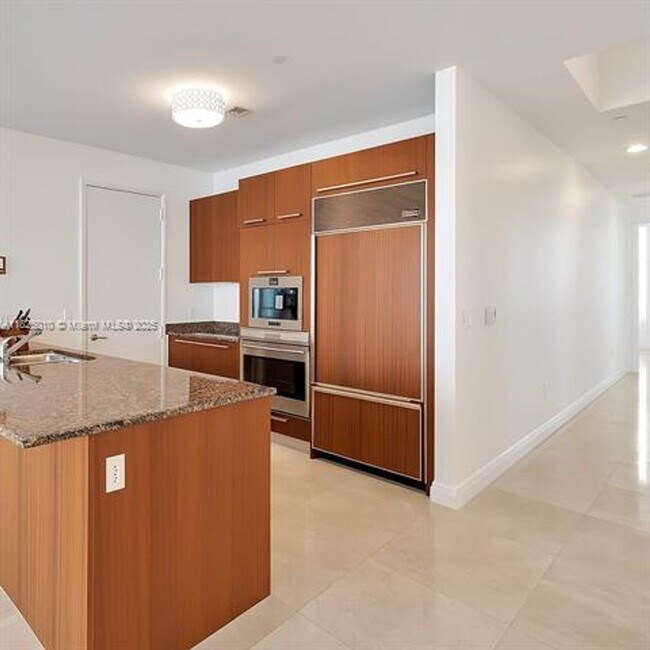 Building Photo - 15811 Collins Ave