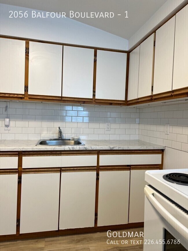 Photo du bâtiment - Bright and spacious East end upper 2 bedroom unit