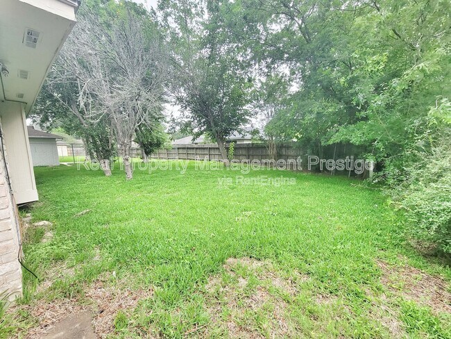 Foto del edificio - 16311 Tibet Rd