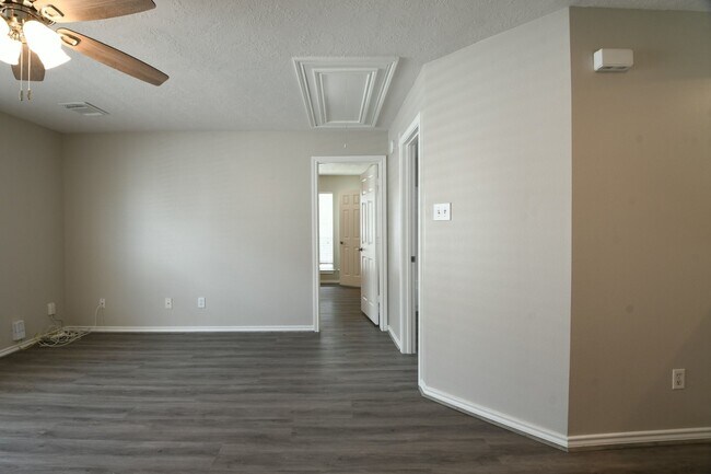 Foto del edificio - 20939 Jessica Rose Ln