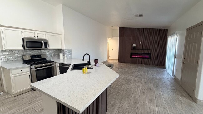 Building Photo - 2050 Los Feliz St
