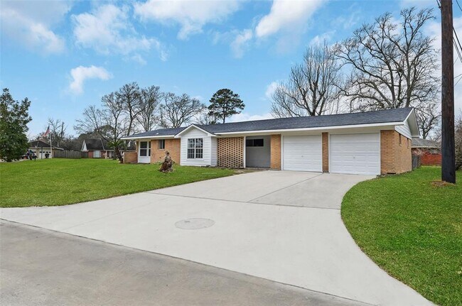 Building Photo - 5000 Somerset Dr