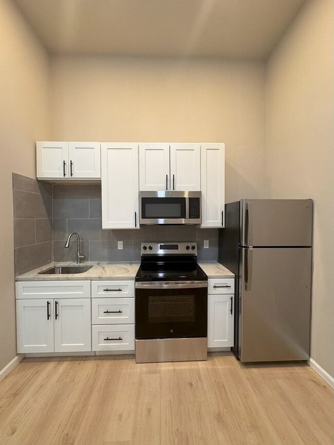 Building Photo - 418 S Commercial St