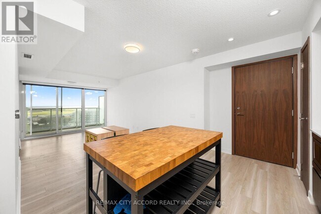 Building Photo - 17 Bathurst St