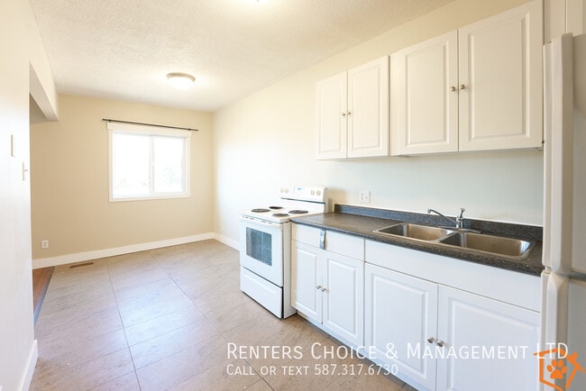 Building Photo - Conveniently Located Pet Friendly 4-Plex Unit