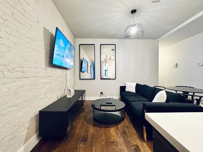 Building Photo - Furnished room/NOT APARTMENT