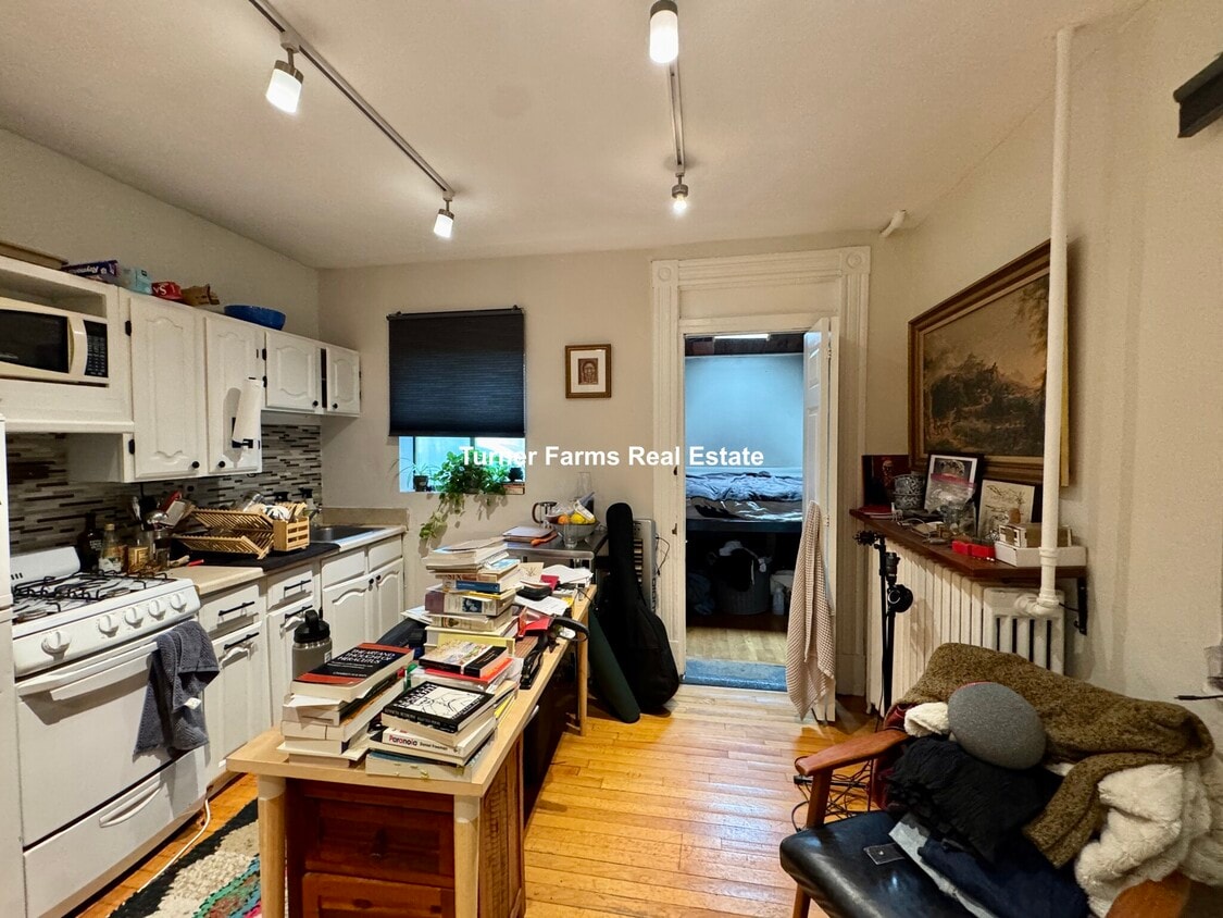 Primary Photo - 261 W Newton St