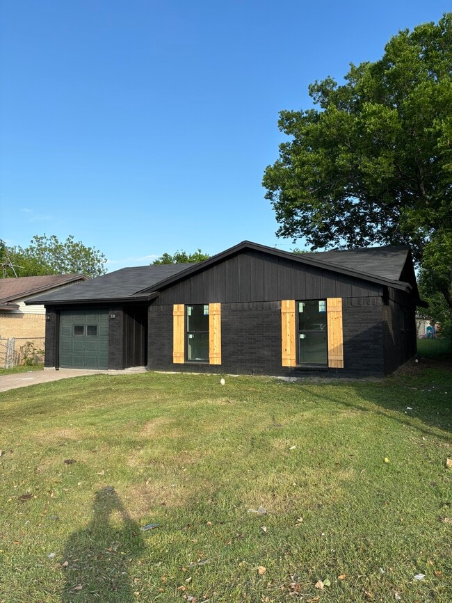 Building Photo - 936 Duty Ave