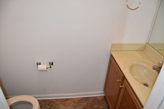 Foto del edificio - End Row Townhome w/ Garage