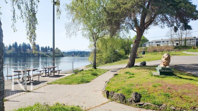 Foto del edificio - 3-Bedroom Near Lions Field with Fenced Yard & Covered Patio