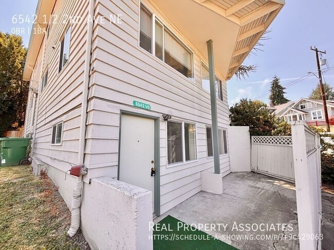 6542 1/2 2nd Ave NE- - 6542 1/2 2nd Ave NE- Apartment