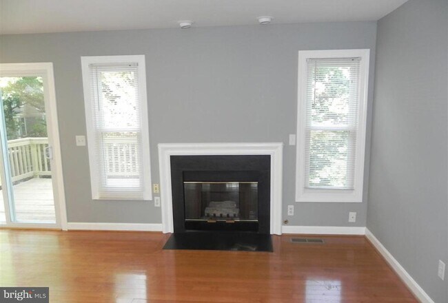 Building Photo - 2044 Meadow Springs Dr
