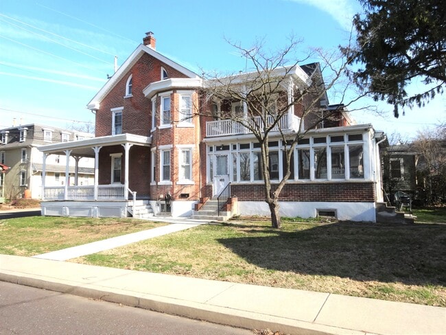 Building Photo - 403 School St