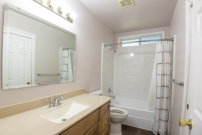Building Photo - 2080 Bonnie Dr