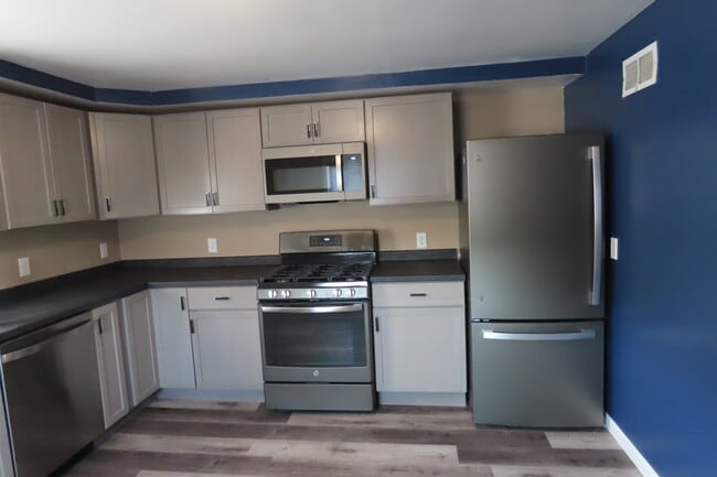 kitchen 12-12 new refrigerator overhead microwve new cabinets counter top - 1605 Doty St