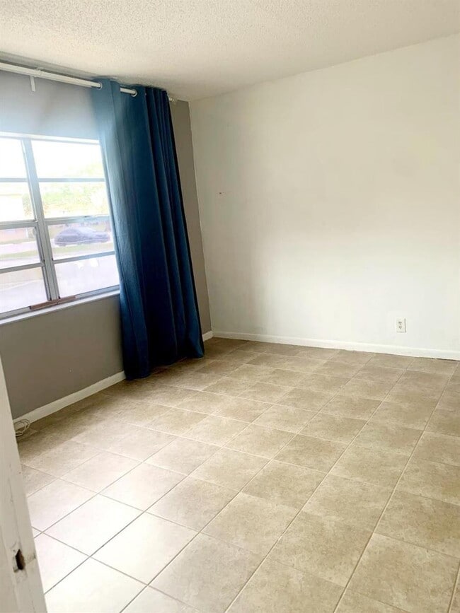 Building Photo - 10234 Twin Lakes Dr