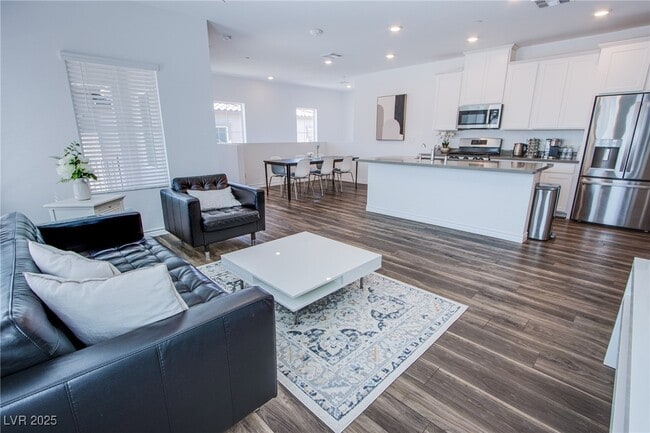 Building Photo - 226 Callen Falls Ave