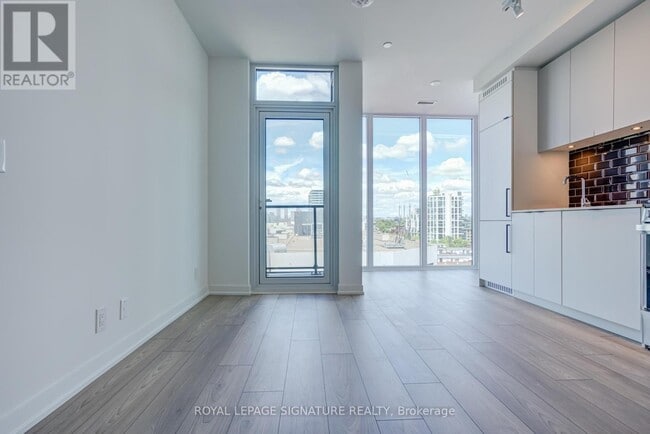 Building Photo - 285-285 Dufferin St