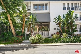 Building Photo - 837 N W Knoll Dr