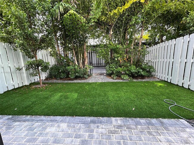 Foto del edificio - 6828 SW 80th St