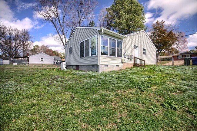 Foto del edificio - For more information, contact Sabrina at 757-767-0767