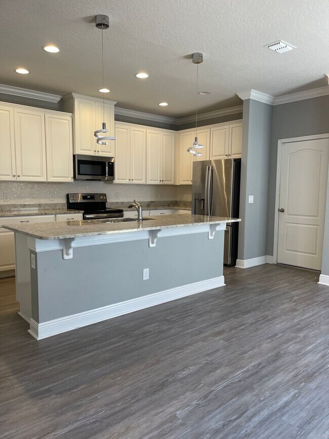 Building Photo - For Rent: Beautiful 3 Bed/2.5 Bath Townhom...