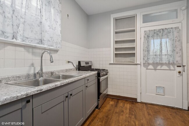 Building Photo - 1311 W Thorndale Ave