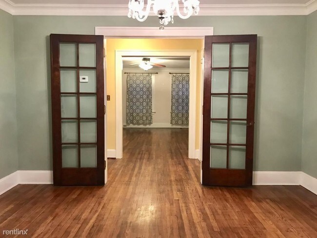 Building Photo - 5 br, 2.5 bath Apartment - 3021 Huntington Ct
