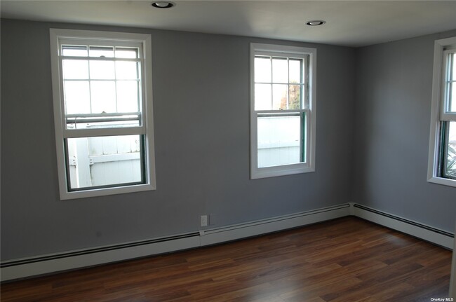 Building Photo - 557 E Market St